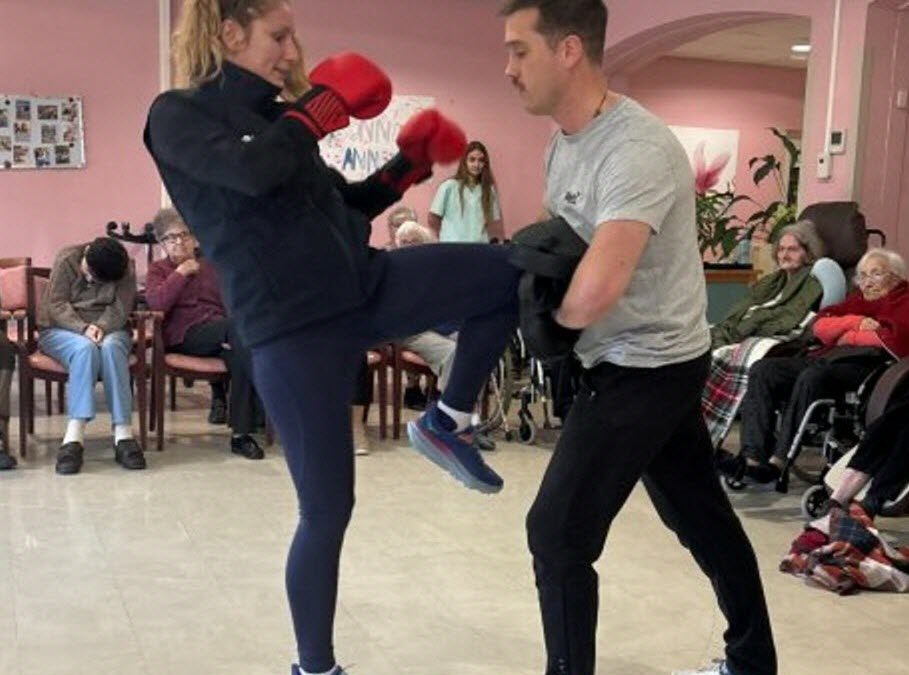 La championne de kickboxing Eva Guillot avec les résidents de l’Ehpad