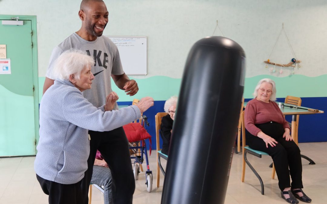 À l’Ehpad, des aînés se mettent à la boxe : « C’est presque magique l’effet que ça a sur eux »